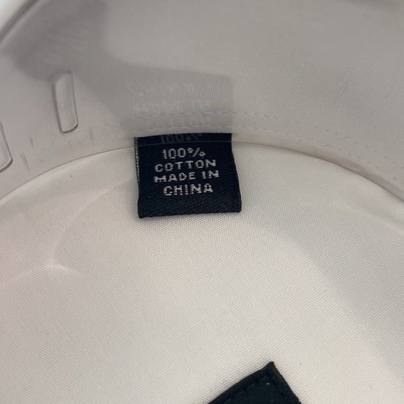 SaleMen’s size 16–32/33, white 100% cotton dress shirt by Nicole Miller New York - Picture 5 of 6